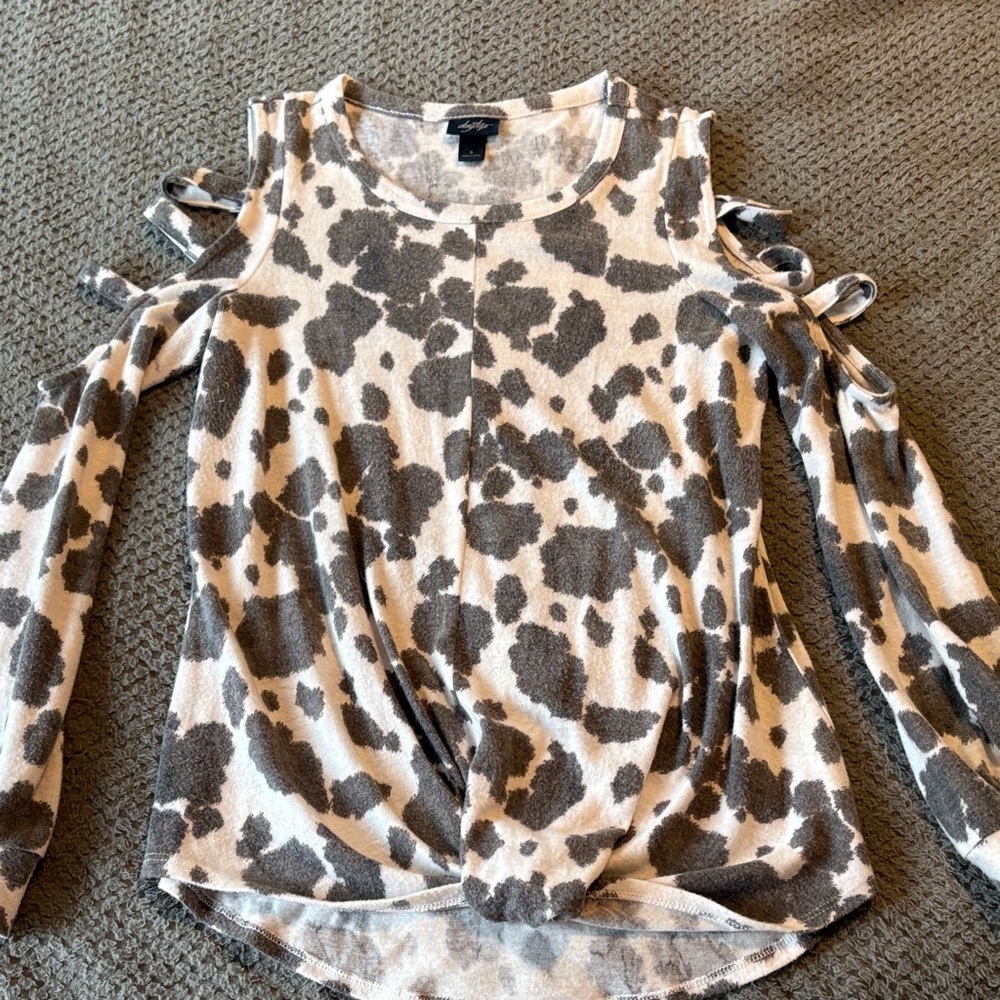 Daytrip Gray and White Cold Shoulder Blouse
